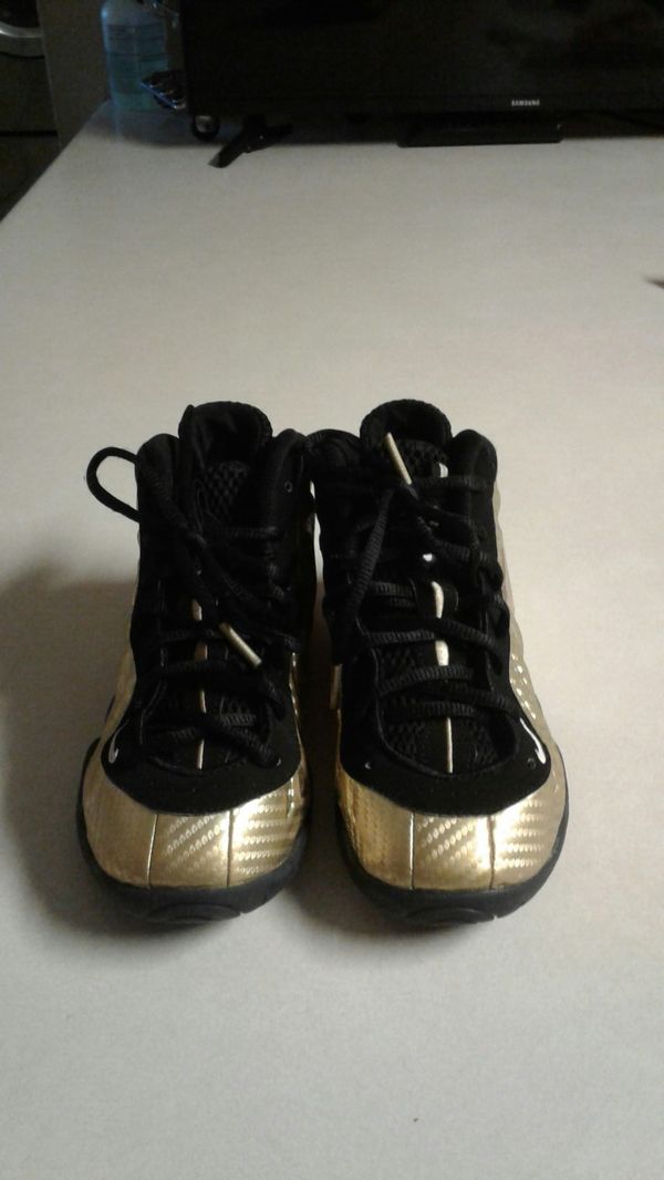 Kids foams tennis shoes for Sale in Memphis, TN OfferUp