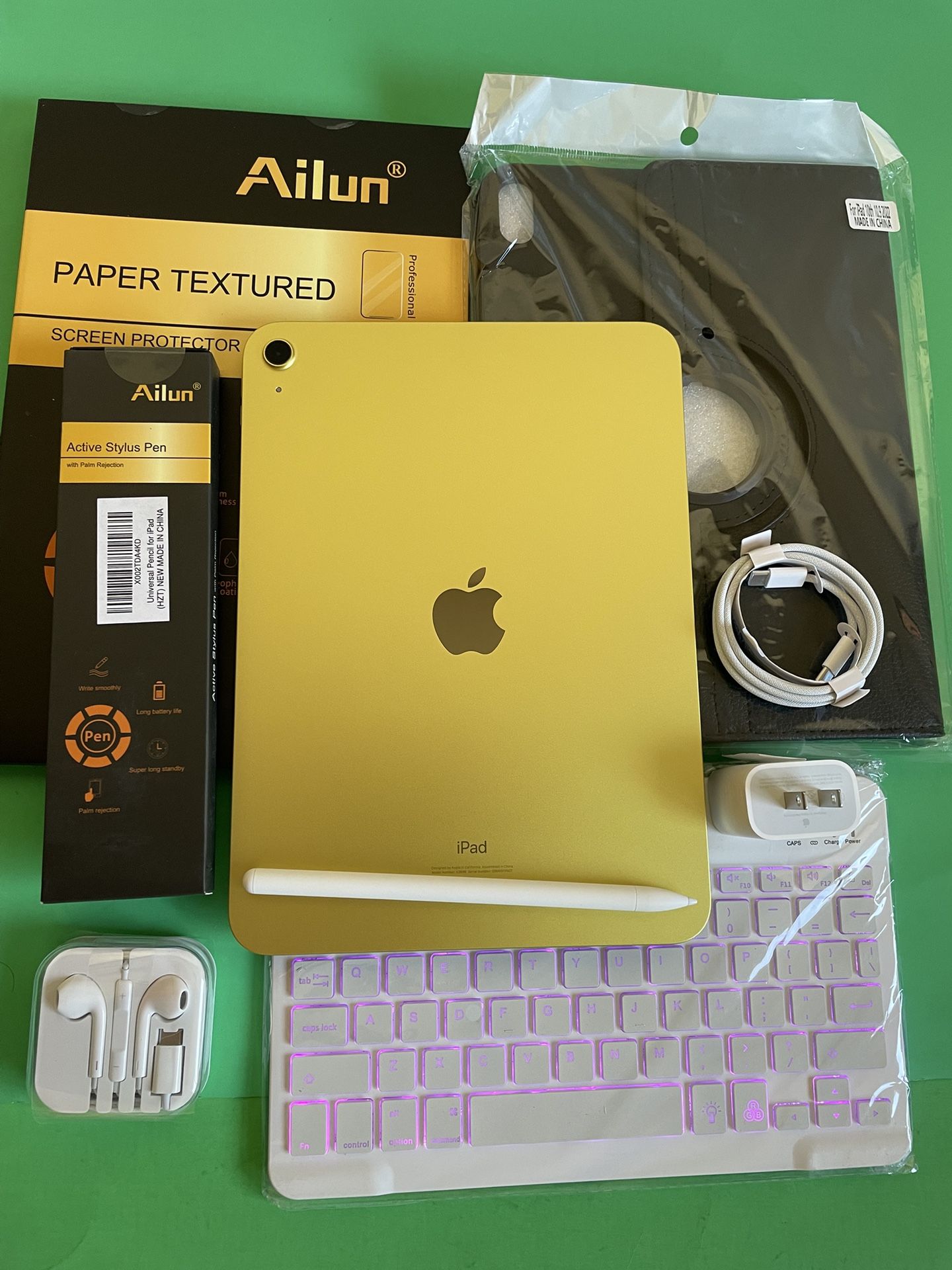 256gb Apple IPad 10th Generation (10.9” Liquid Retina / 2022 model) with pen, keyboard, case & Accessories (warranty 2026) 