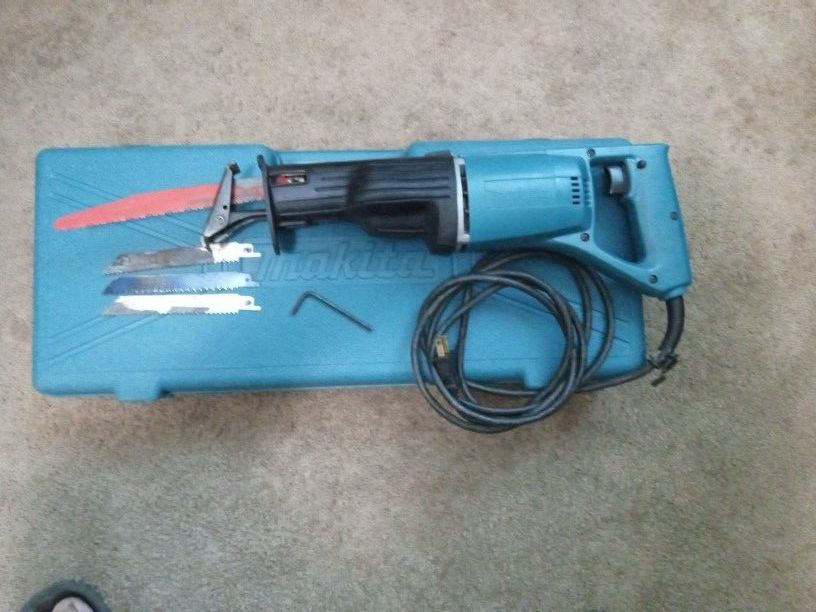 Makita JR3000V Variable Corded Speed Reciprocating Saw, W/ carrying case, Like New