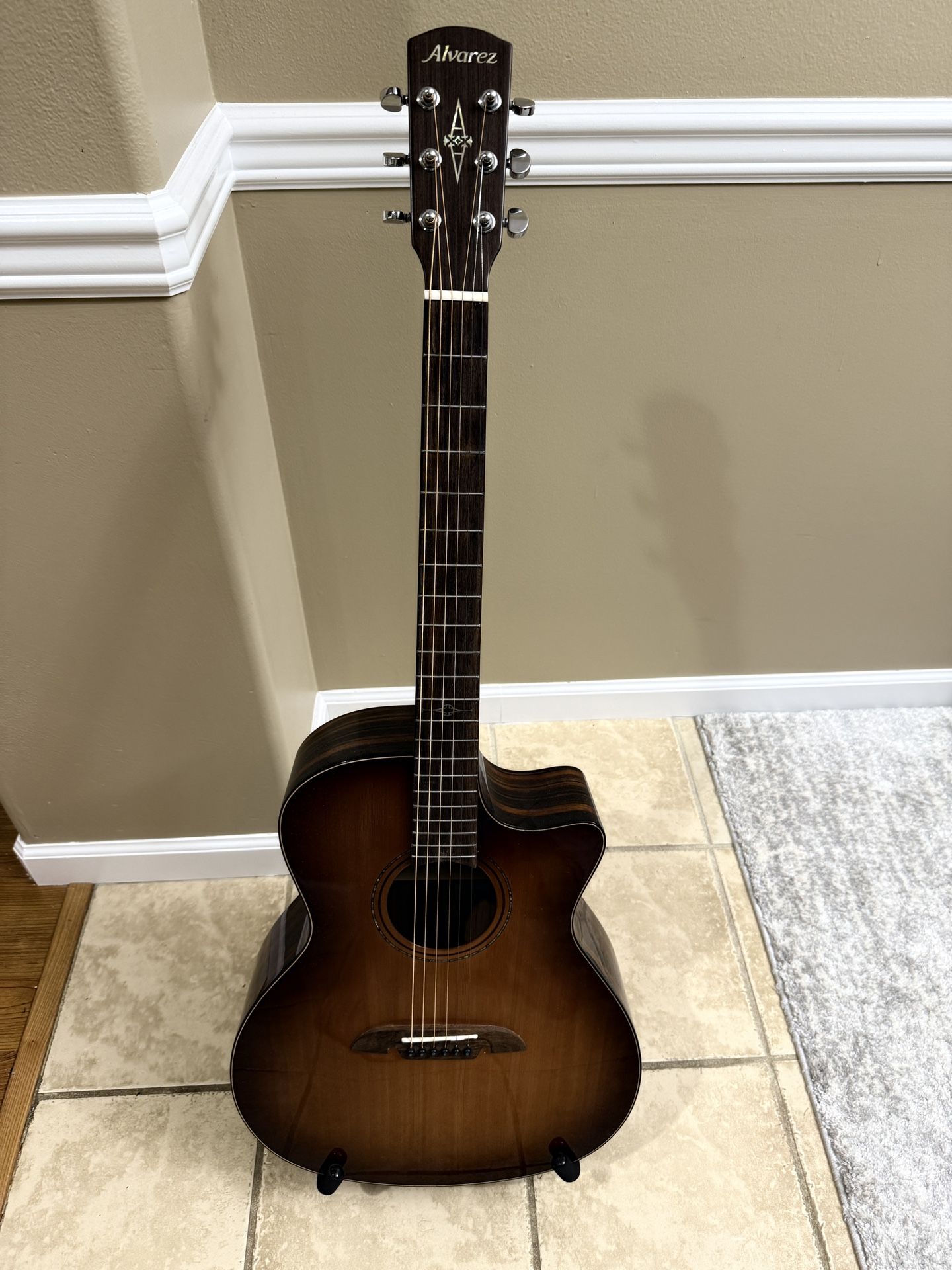 Guitar Alvarez AGE95CESHB with Stand