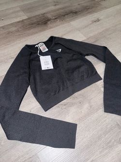 Medium - Gym shark long sleeve crop top