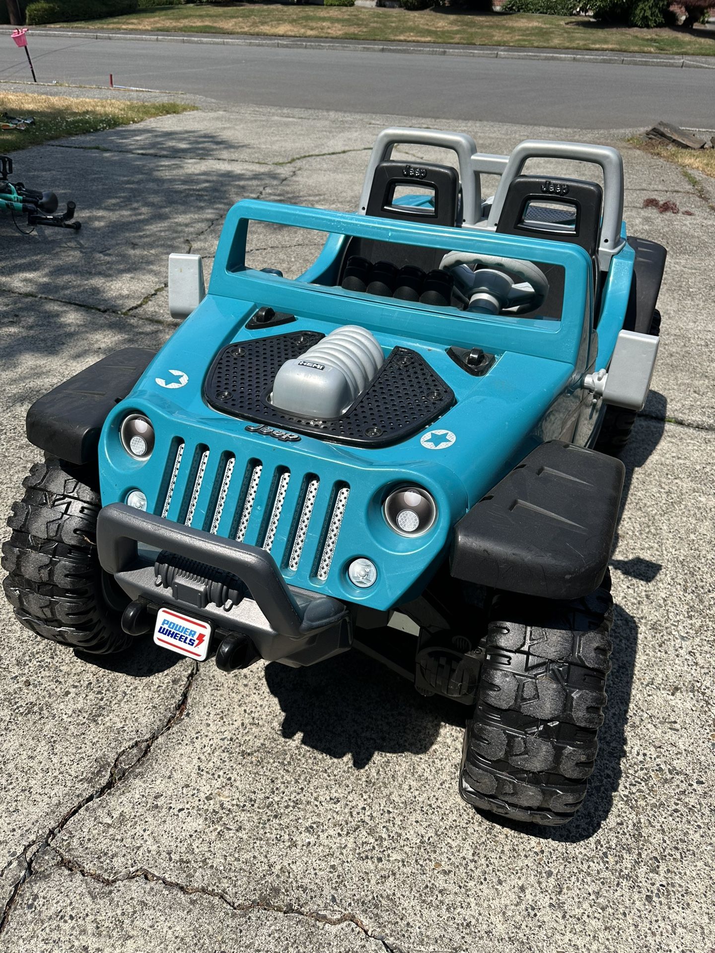 Kids Ride-on Jeep (rechargeable)
