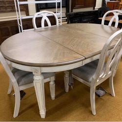 Realyn Oval White Dining Room Set ( Dining table and Chairs