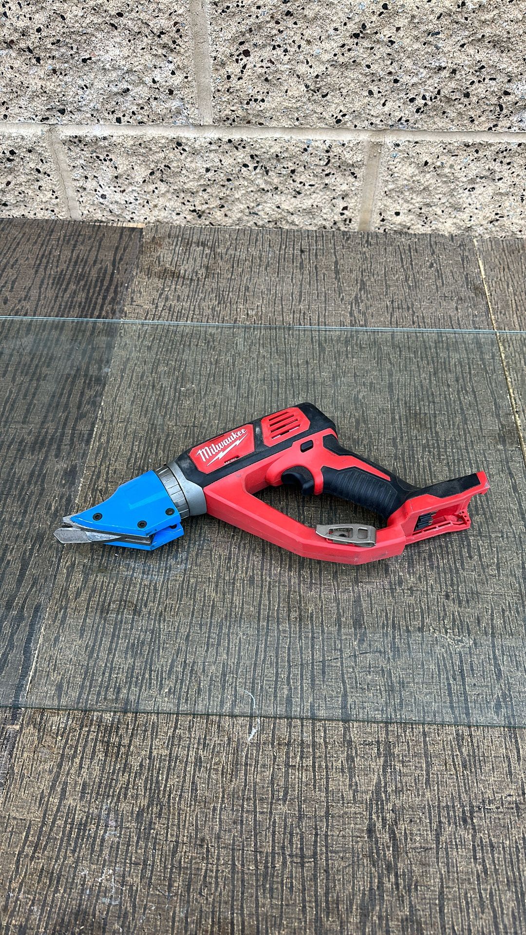 Milwaukee Cordless Shear – Clean Cuts for Plastic, Vinyl, and More