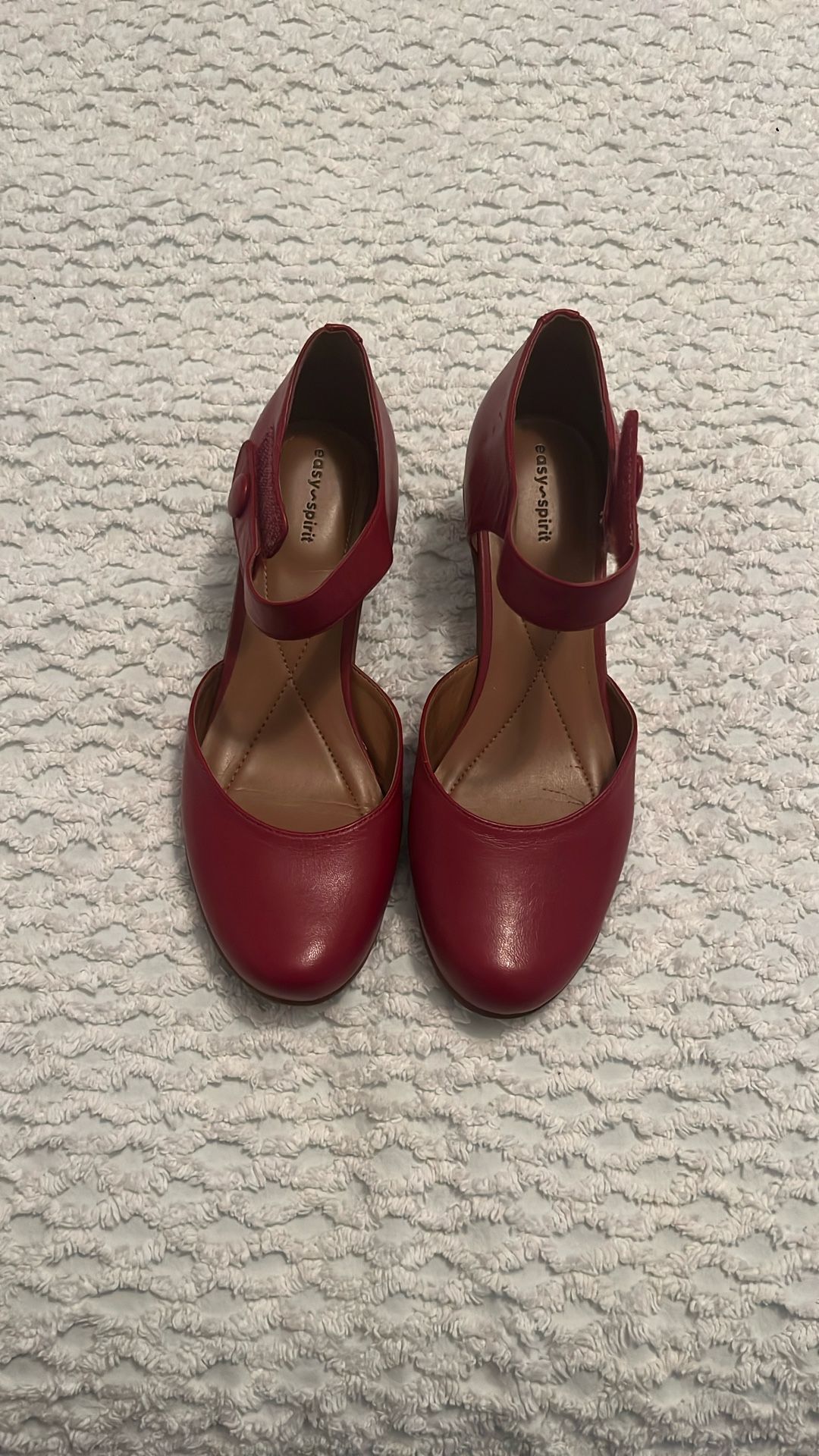 Never worn 9.5 Easy Spirt Red
