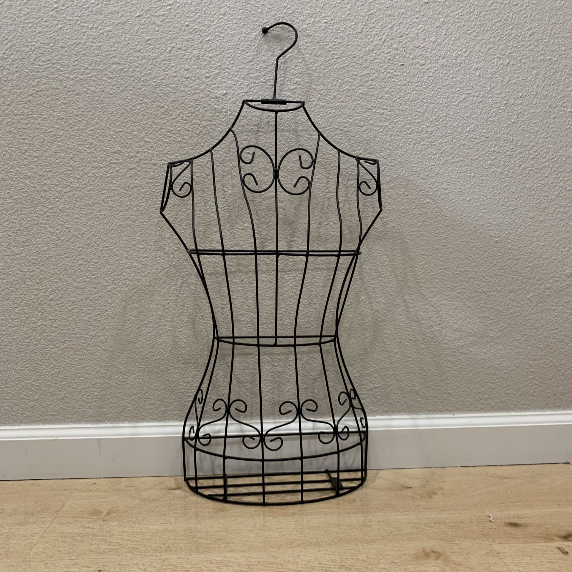 Black Metal Wire Frame Freestanding Display Stand/Hanging Dress Form Mannequin Decor