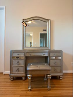 Gorgeous Metallic Platinum Bedroom Set (Vanity + Dresser) - Like New!