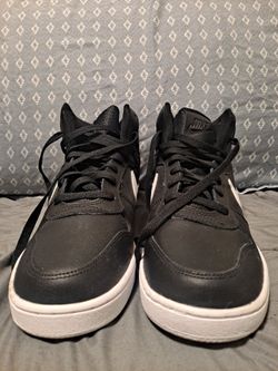 Black Nikes size 8.5