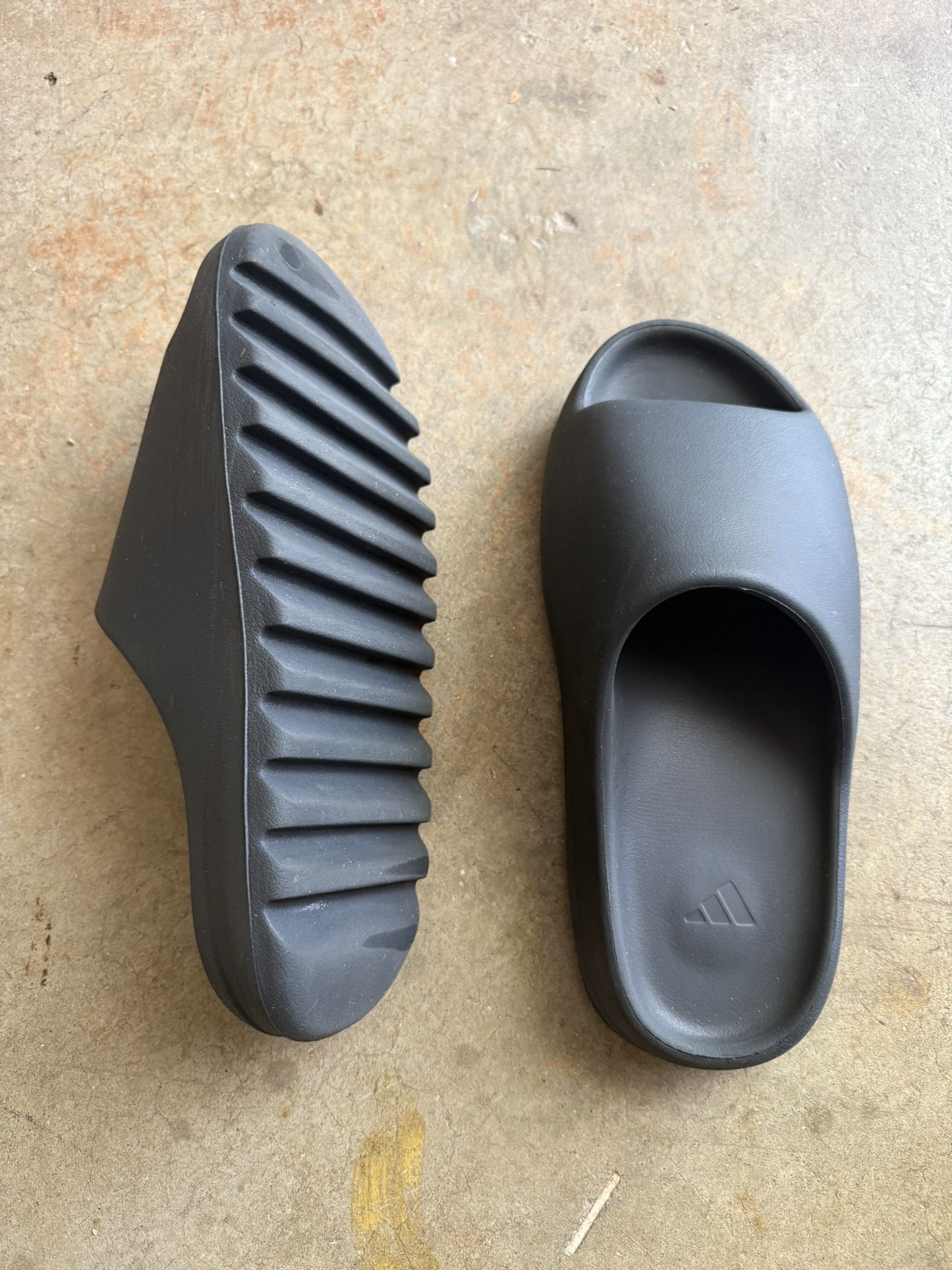 Black Adidas Yeezy Slides Men’s 11
