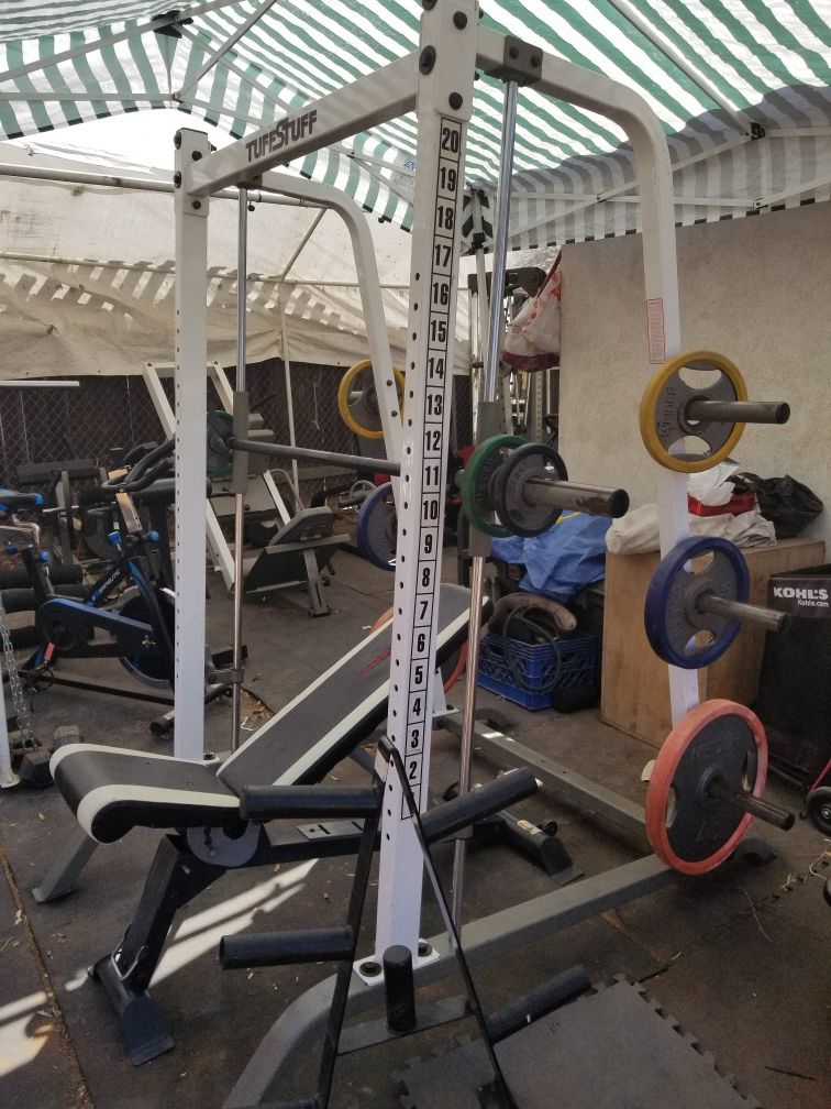 TUFF STUFF OLYMPIC SMITH MACHINE WITH OLYMPIC WEIGHTS