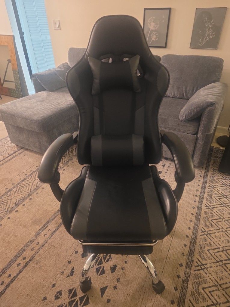 Racing-Style Gaming Chair – Good Condition