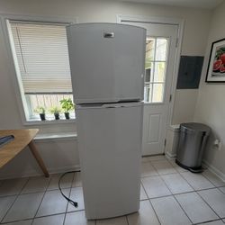 Summit FF946W 22" Wide Top Mount Refrigerator-Freezer FF946W 