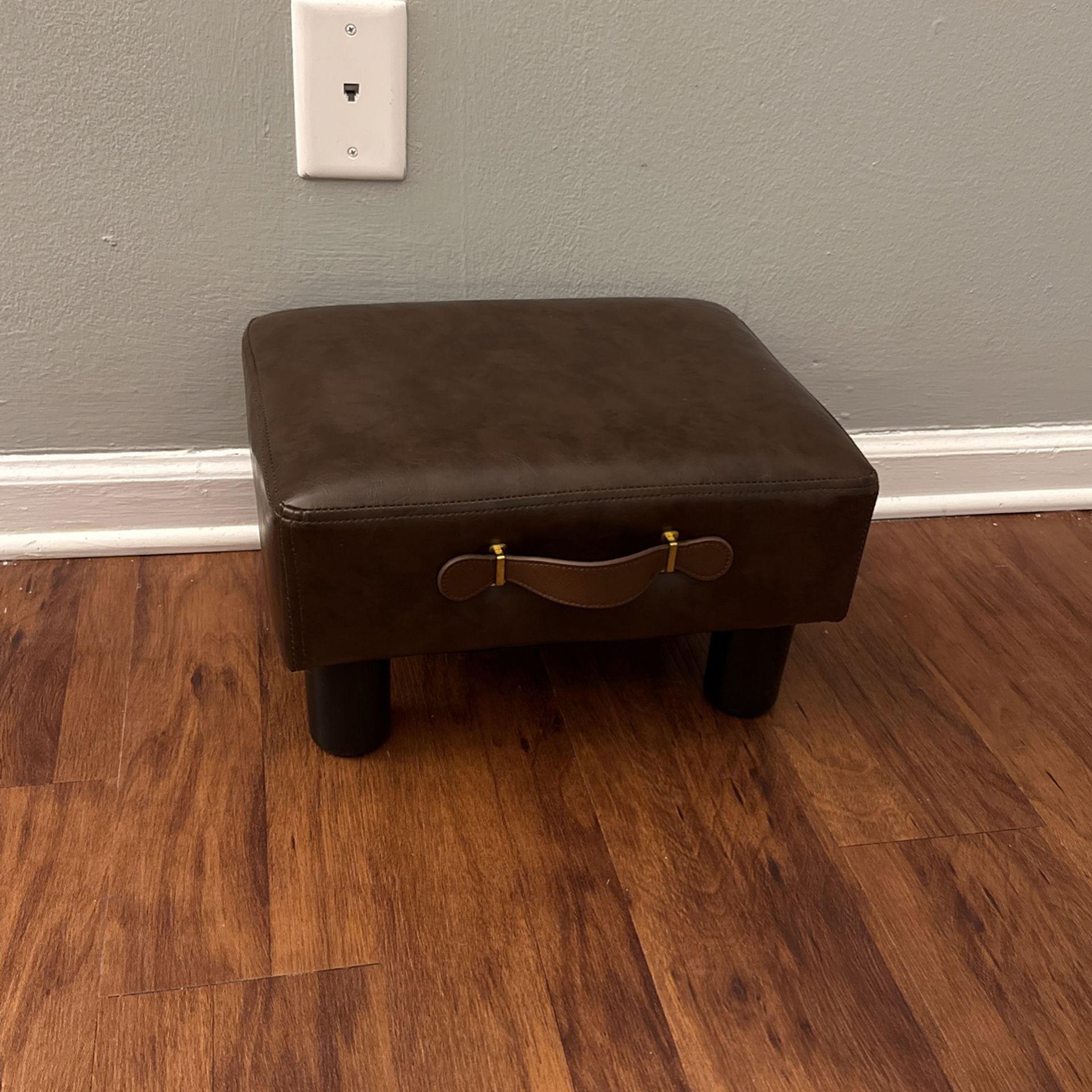  Small Foot Stool with Handle, Brown Faux Leather Short Foot  Stool Rest, Rectangle Storage Foot Stools Ottoman with Plastic Legs, Padded Footstool  Small Step Stool for Living Room, Office, Desk, Patio 