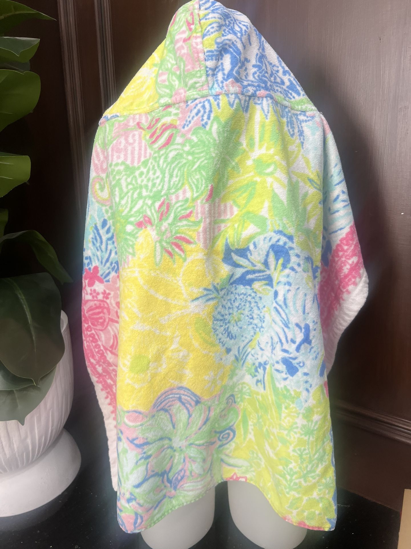 Lilly Plitizer Kids towel Gently preloved Light yellow stain please see photos