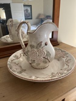 Beautiful Decorative Vase And Plate