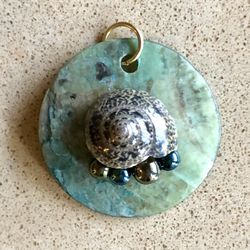 🐚 Beautiful, handmade shell pendant