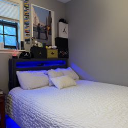 Queen size bed + mattress