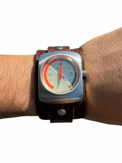 Pre owned  In extremely good conditions  Shows minimal signs of wear (light marks) Please refer to pictures for accurate item conditions  * Band will 