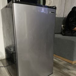 Magic chef mini fridge 