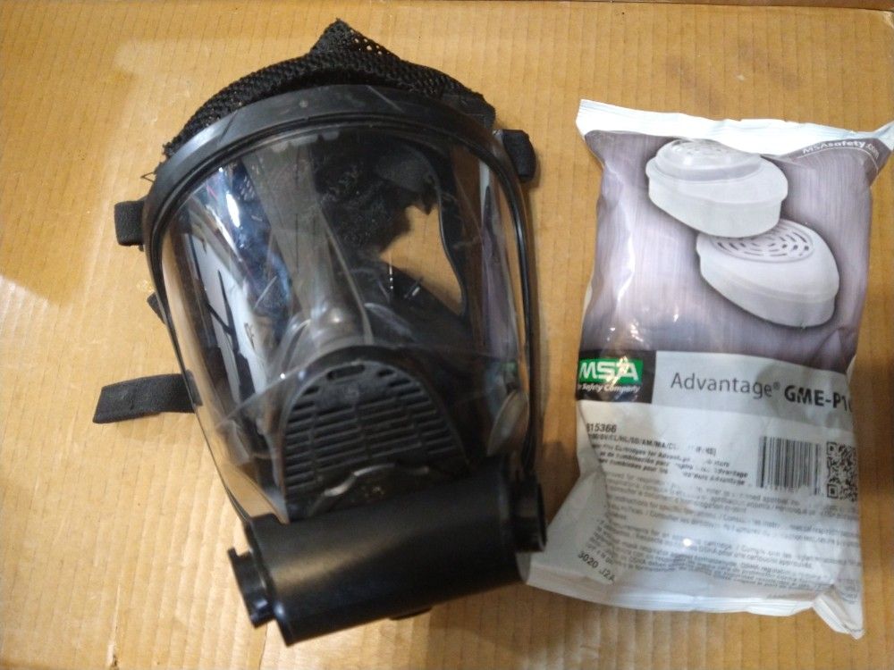 MSA ADVANTAGE GAS MASK WITH FILTERS 