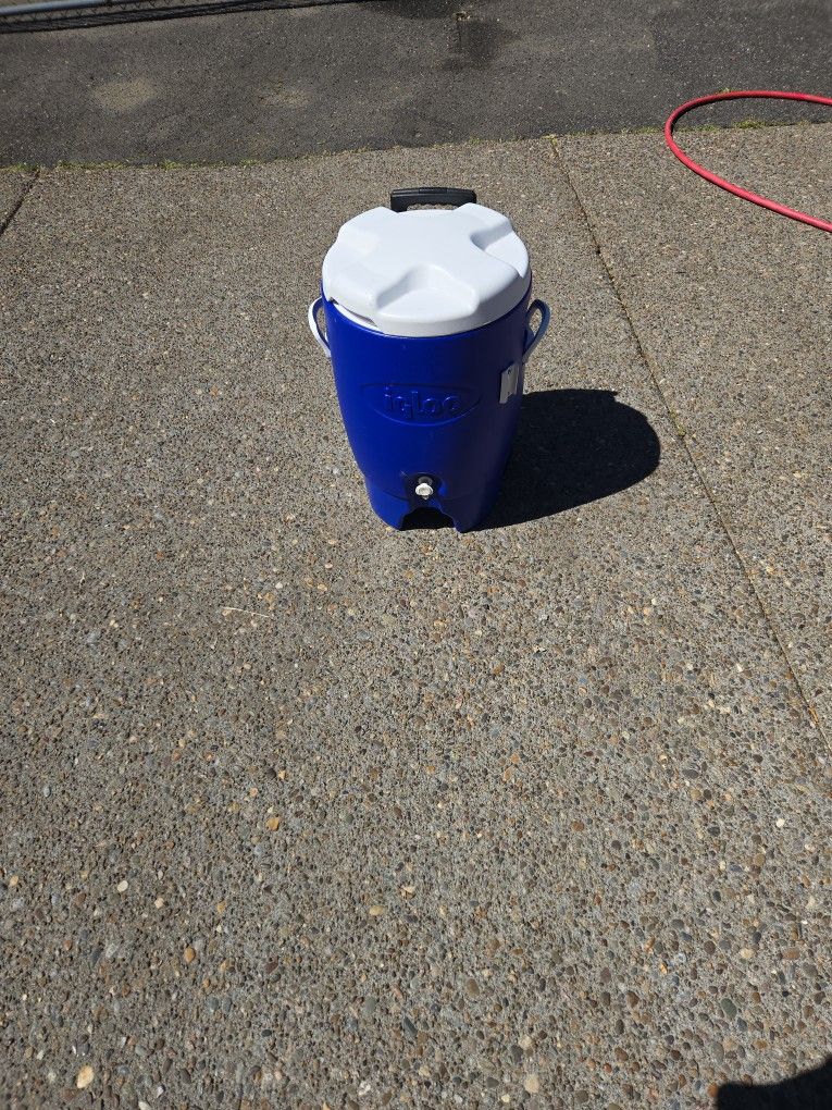 Portable water cooler.