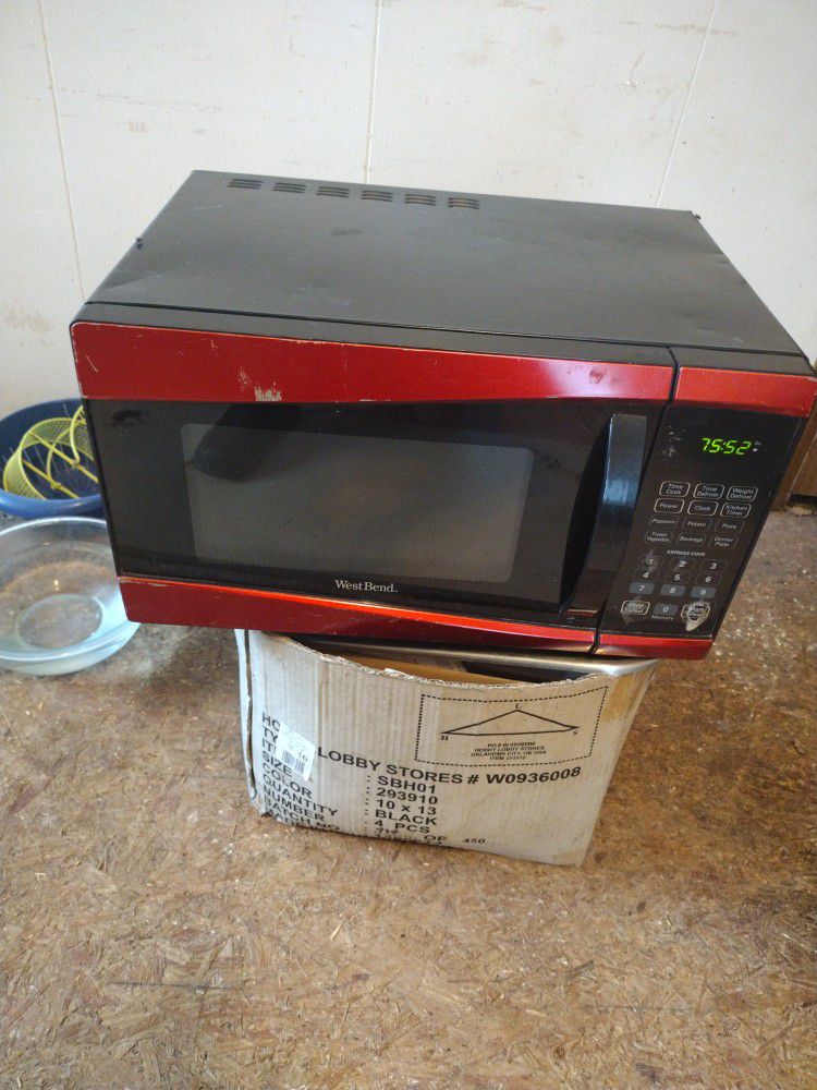 West Bend microwave works good used but works