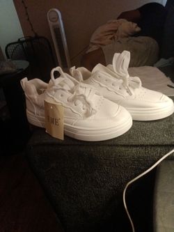 Woman's size 6 tennis shoes