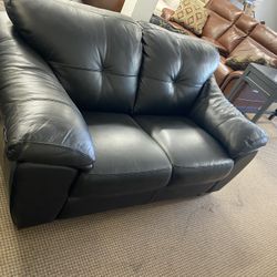 COZY  LEATHER LOVESEAT