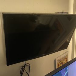 Toshiba 29 Inch Flatscreen TV Television W/ Wall Mount Bracket 