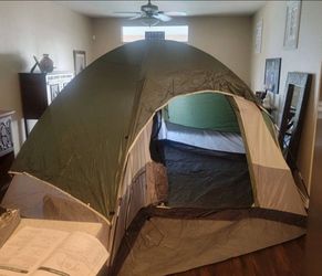 6 Person 2 bedroom camping tent, 4 sleeping pads, 2 lanterns, sleeping bag