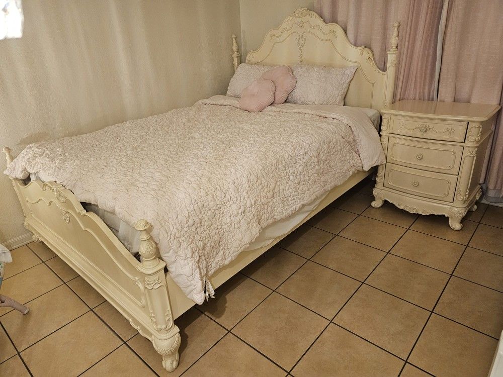 Queen Bed /desk With Chair And 1 Night Stand