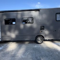 2004 Chevrolet C5500 Drivable RV Camper