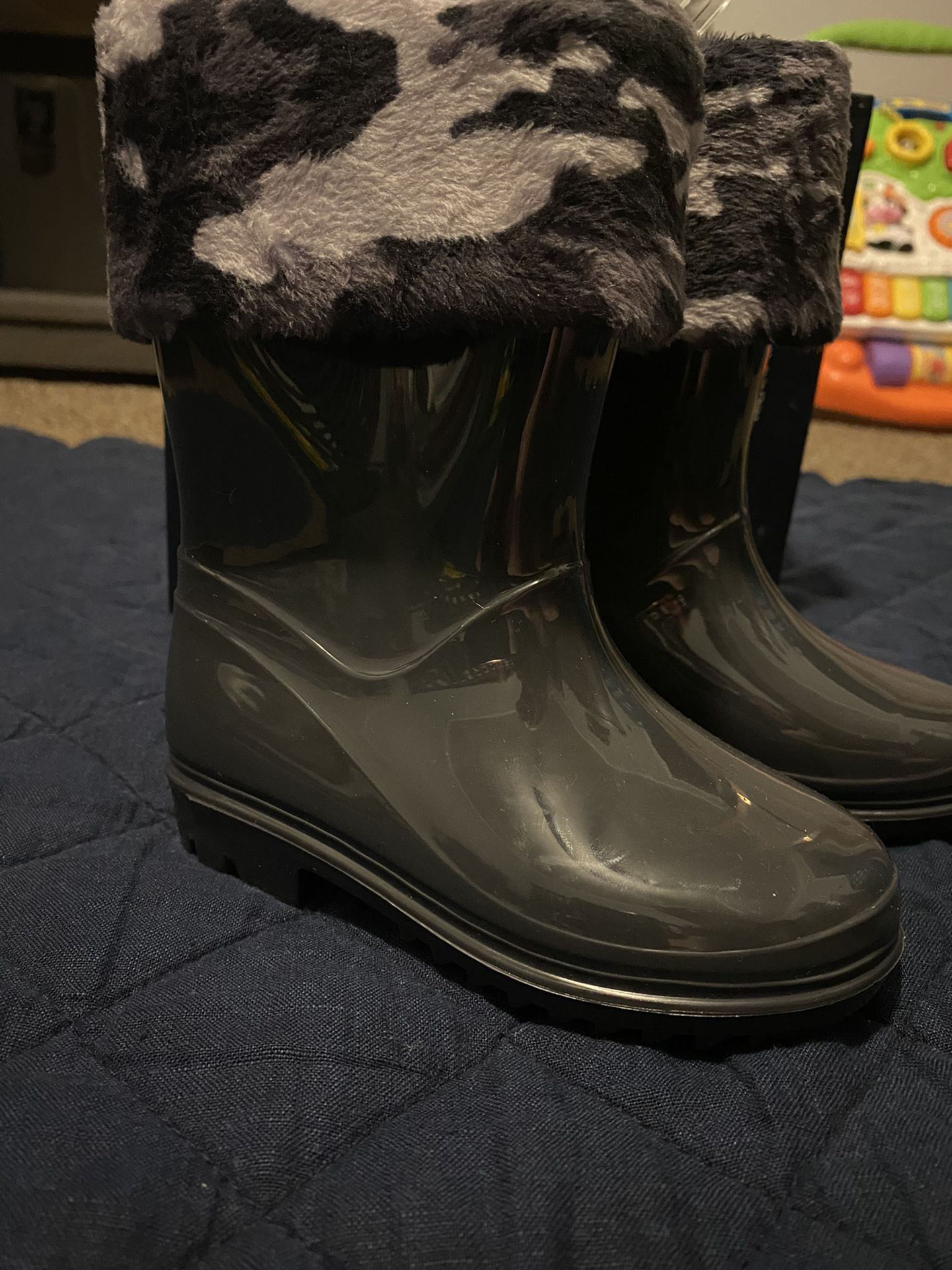 Carter Rain Boots Size 6