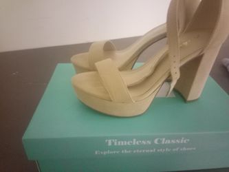 Woman's hills  size 5.5