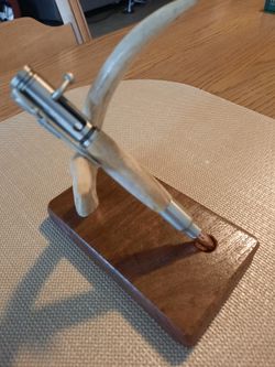 DEER ANTLER PEN AND STAND