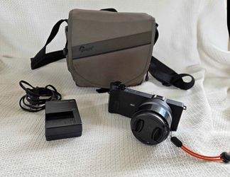 Sigma dp3 Quattro Foveon Camera + Charger + Bag - Like New