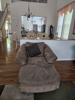 PRICE DROP -- Soft, comfortable Chaise Lounge