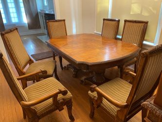 Dinnng room table and chairs no