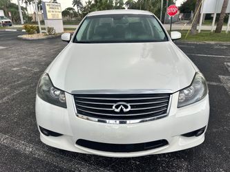 Infiniti M35 / M45 White Sedan