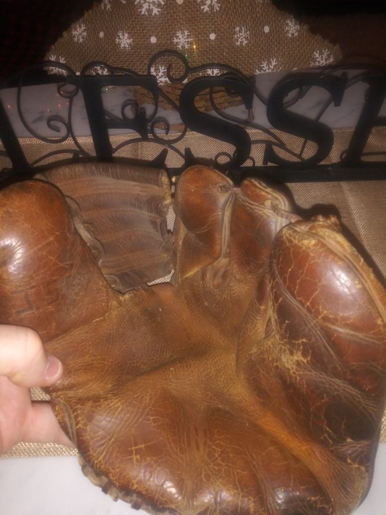 1950 Playmaker MW 3 finger baseball glove