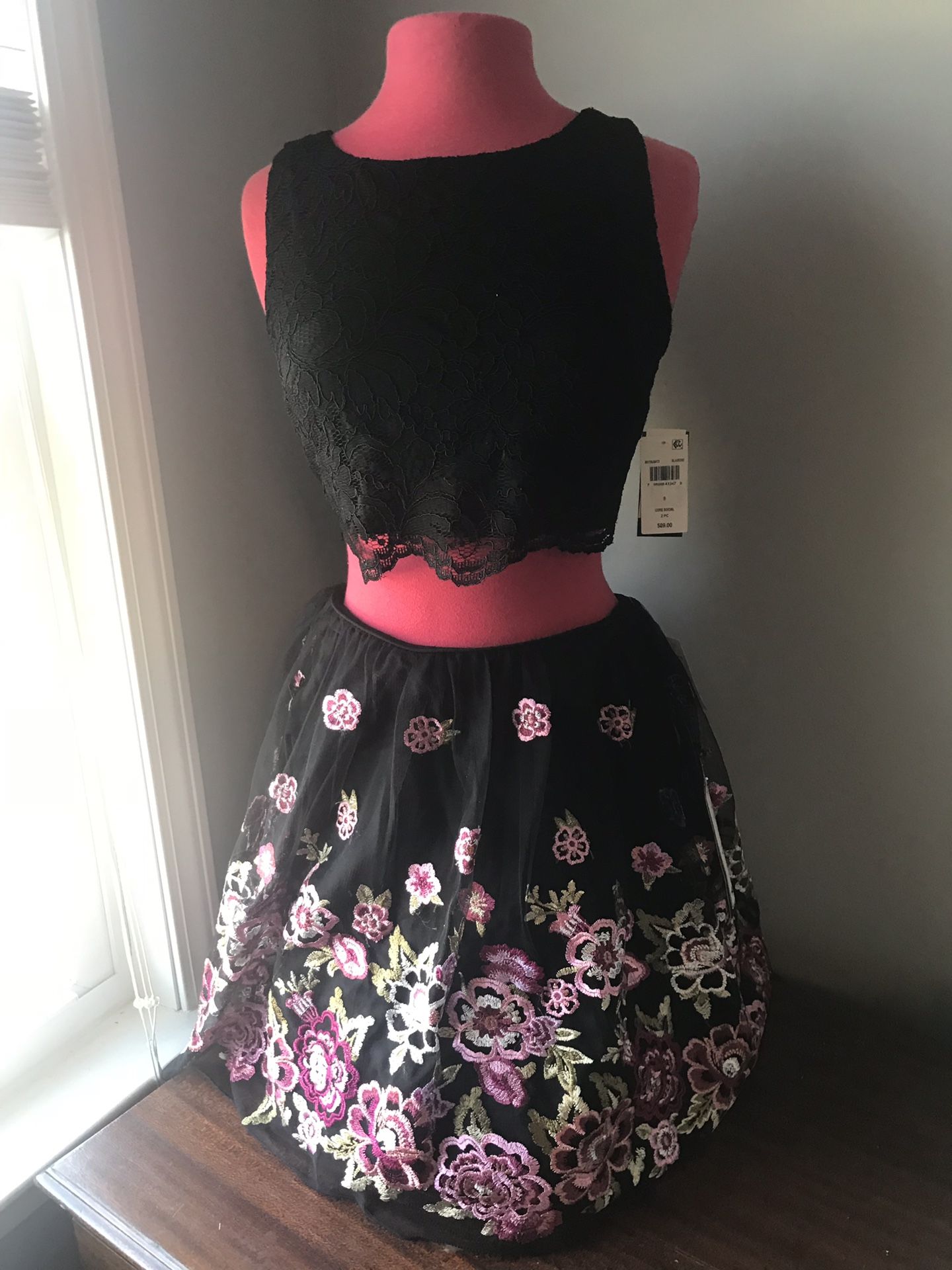 City Studio beautiful 2 Piece Skirt & Lace Blouse Size 9 Built in Padded bra Skirt has a Lining to keep it puff up.