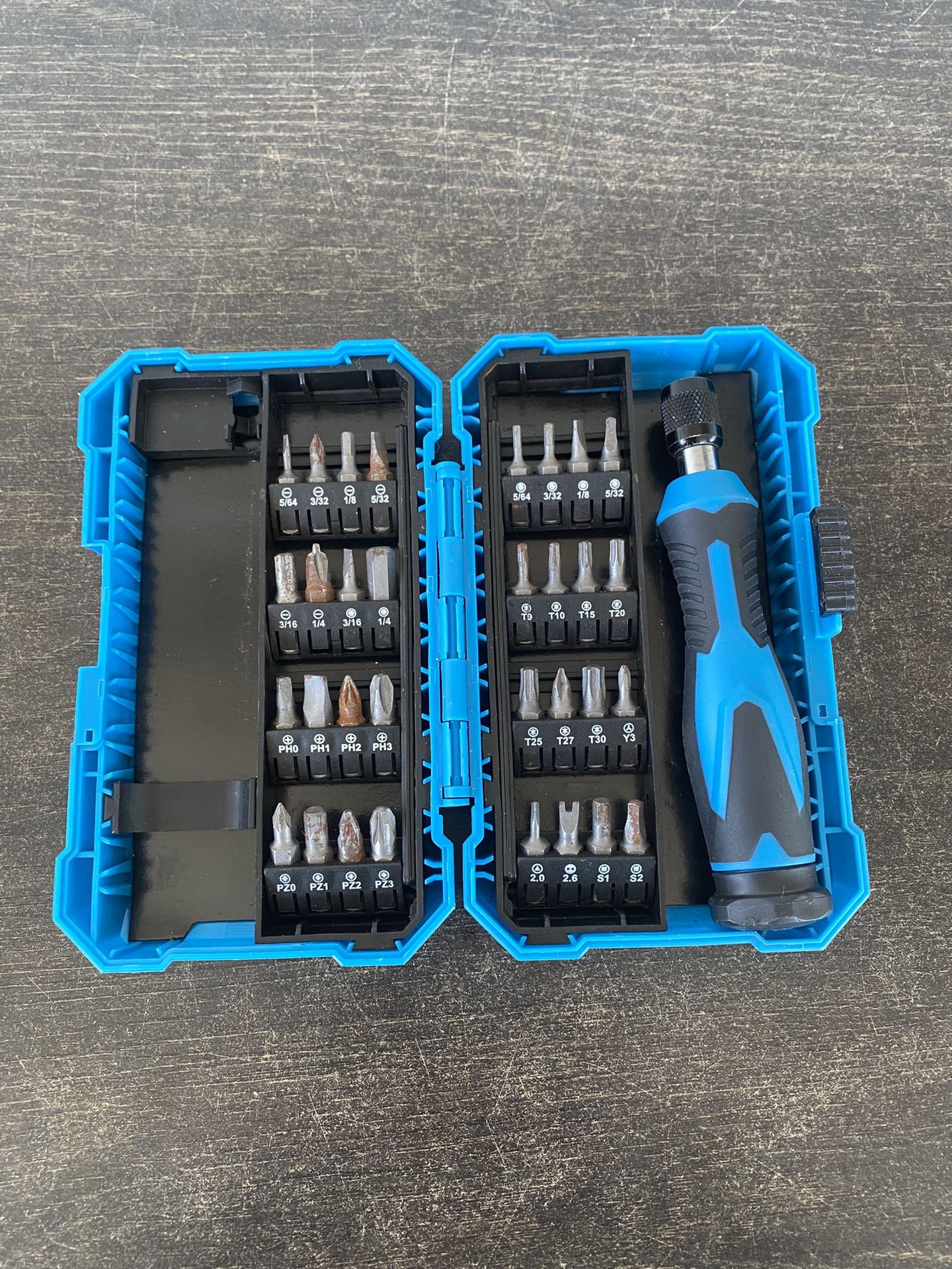Screwdriver Multitool with 32 different tips and storage case unbranded