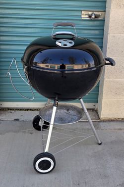Weber 22" Kettle Charcoal Bbq Grill With Accessories