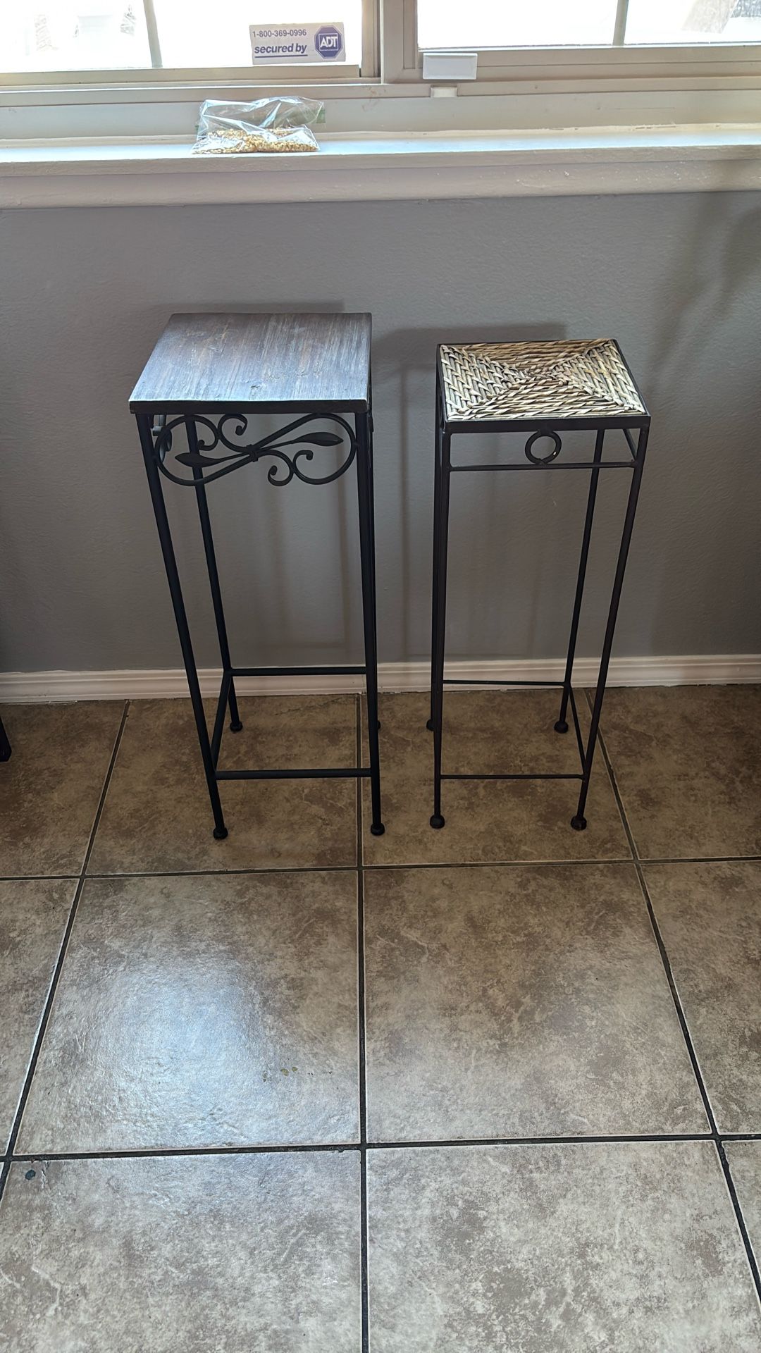 par de mescitas en buena condicion set de 2 tables