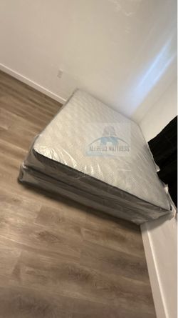 Queen mattress regular set with box spring ( 2pc brand new)