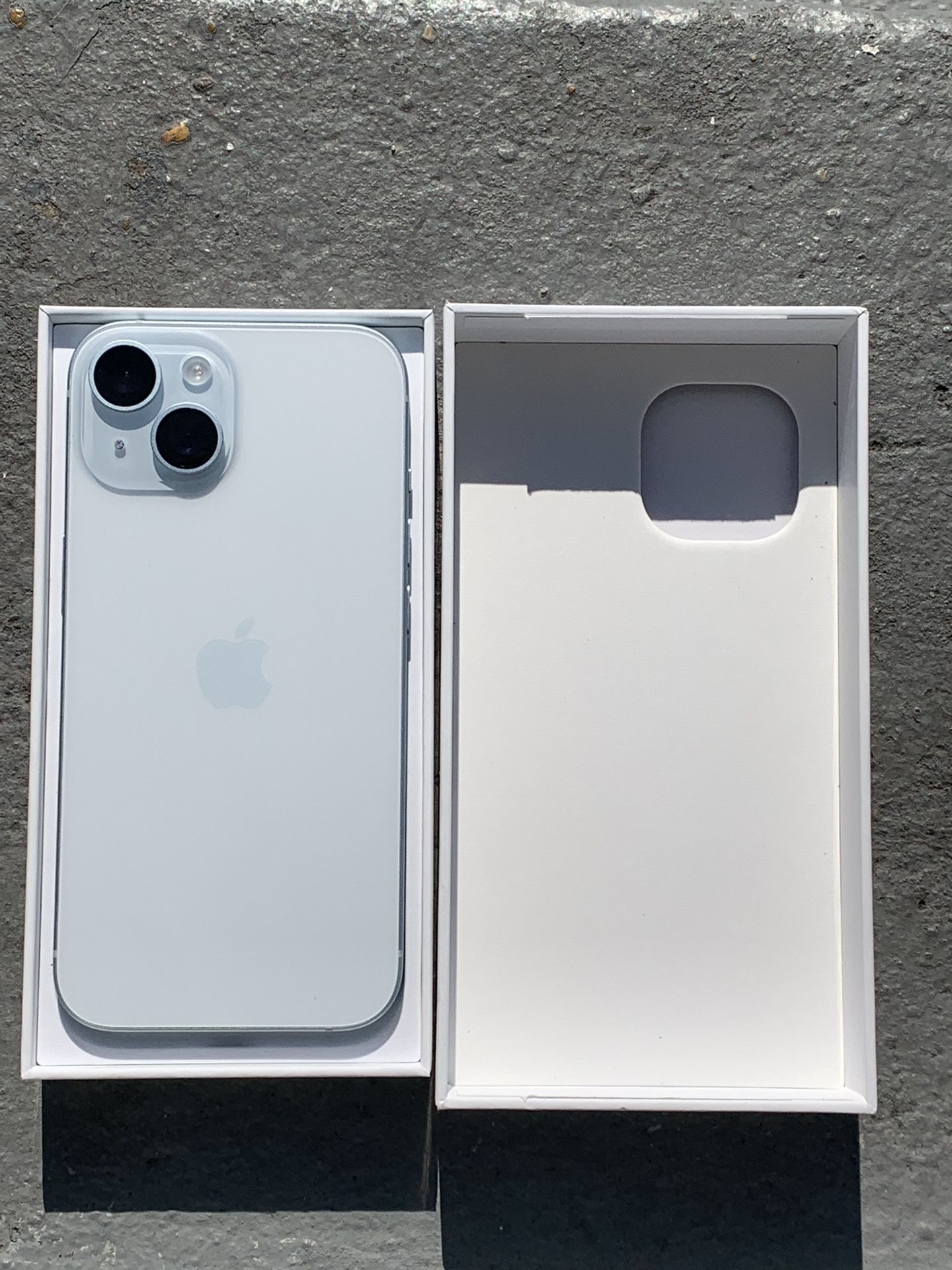 iPhone 15 Blue