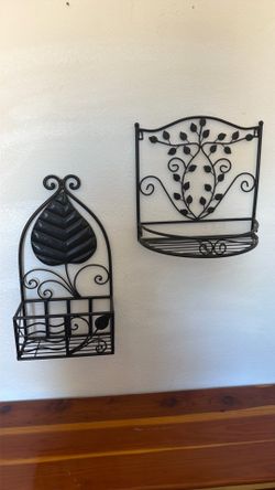 🏡 Moving Sale – Decorative Metal Wall Shelves Set (2 Pieces)