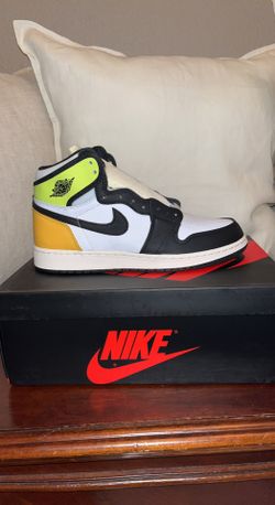 AIR JORDAN 1 RETRO HIGH OG 'VOLT GOLD'