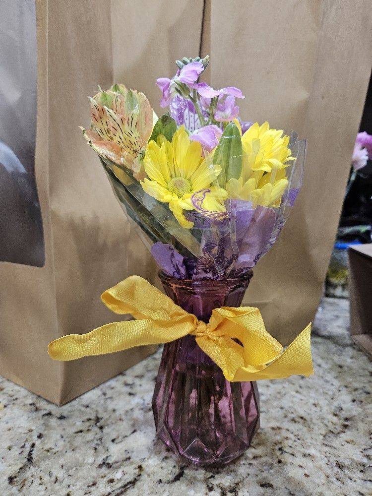Flowers With Vase Can Deliever Within Reason
