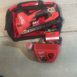 Milwaukee M12 Cordless Cable Stapler Kit with 2.0Ah Battery, Charger and Bag 